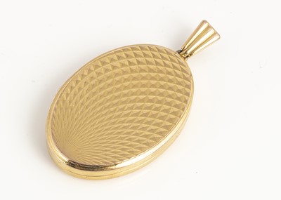 Lot 33 - A 9ct gold oval locket