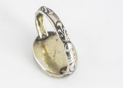 Lot 36 - An antique oval intaglio ring