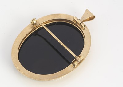 Lot 39 - A contemporary glass cameo brooch/pendant