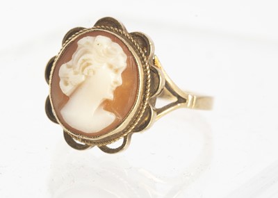 Lot 44 - A 9ct gold shell carved cameo ring