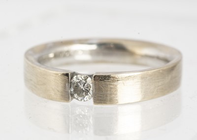 Lot 51 - An 18ct white gold diamond tenson ring