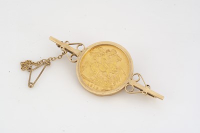 Lot 56 - A George V full sovereign bar brooch