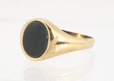 Lot 60 - A 9ct gold bloodstone signet ring
