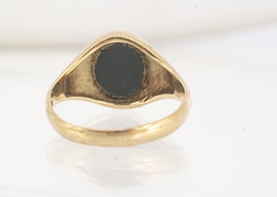 Lot 60 - A 9ct gold bloodstone signet ring