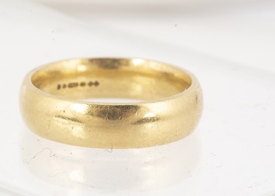 Lot 71 - An 18ct gold court and barrel wedding band