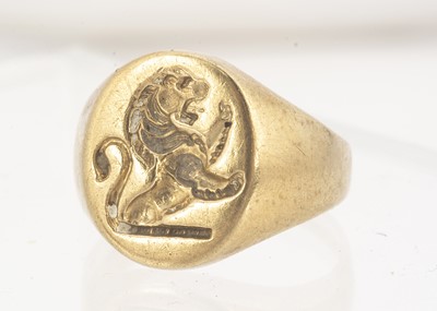 Lot 72 - A 9ct gold signet ring