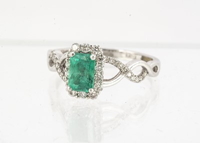 Lot 87 - An emerald and diamond cluster ring