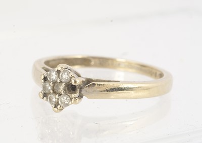 Lot 101 - An 18ct gold diamond set cluster ring