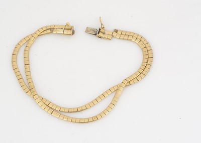 Lot 104 - An 18ct gold bracelet