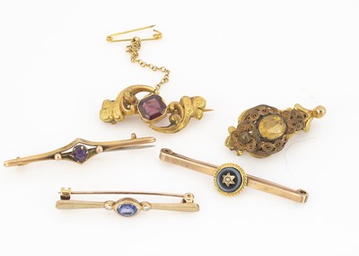 Lot 107 - A collection of 9ct gold and gilt metal bar brooches