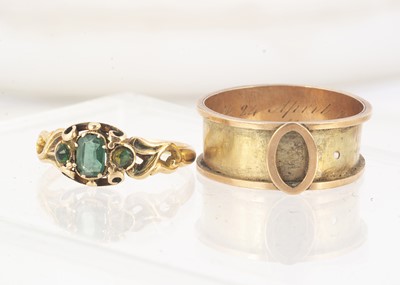 Lot 109 - A three stone doublet gold dress ring