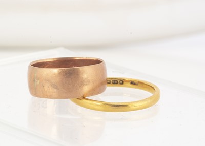 Lot 111 - A rose gold Edwardian wedding band