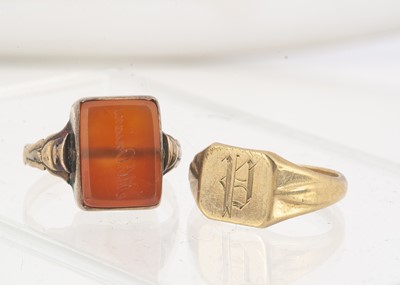 Lot 112 - A carnelian 9ct gold signet ring