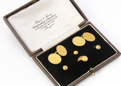 Lot 132 - An 18ct gold gentleman's dress studs and cufflinks