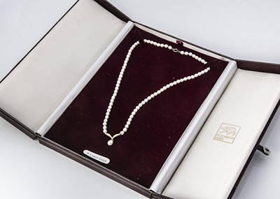 Lot 148 - A cultured uniform pearl necklace and pendant