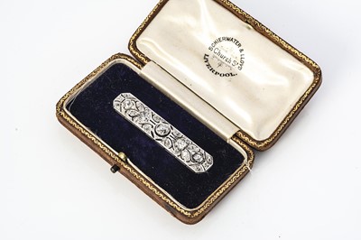Lot 151 - An Art deco platinum and diamond set bar brooch