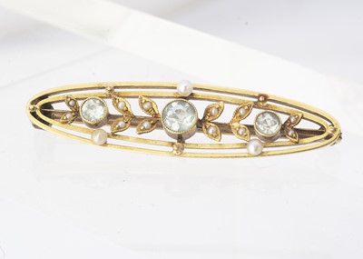 Lot 157 - An Edwardian 15ct gold oval shaped bar brooch