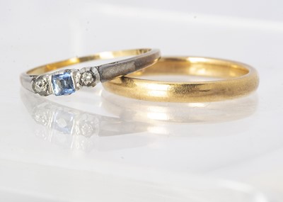 Lot 166 - A 22ct gold wedding band