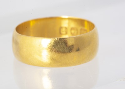 Lot 172 - A 22ct gold wedding band