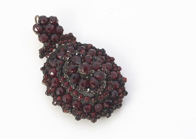 Lot 178 - A 19thc century Bohemian garnet oval drop pendant