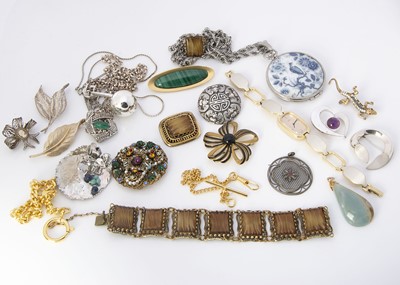 Lot 181 - A collection of miscellaneous silver and white metal jewellery