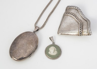 Lot 185 - A contemporary silver oval locket