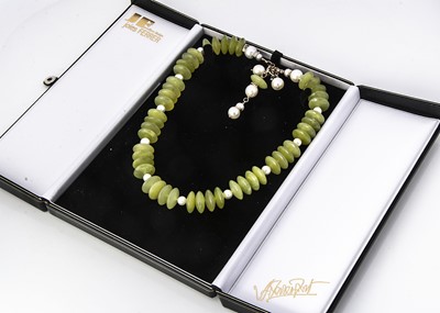 Lot 190 - A contemporary bowenite and cultured pearl necklace/collarette