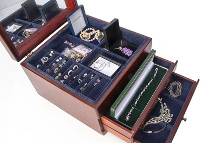 Lot 195 - A wooden jewellery box