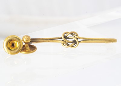 Lot 201 - A continental 750 marked pin brooch