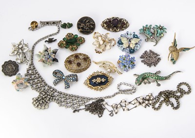 Lot 205 - A small collection of costume jewels