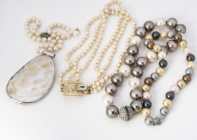 Lot 208 - A collection of simulated and cultured pearls