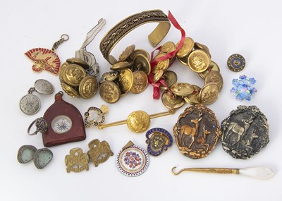 Lot 209 - A small collection of costume jewels and military/Naval buttons