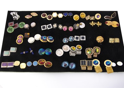 Lot 212 - A collection of cufflinks