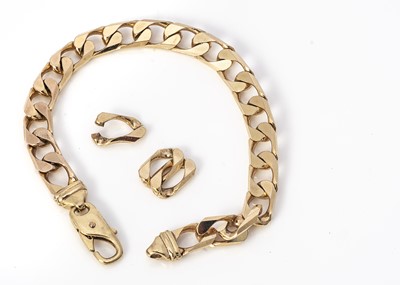 Lot 220 - A 9ct gold club linked bracelet