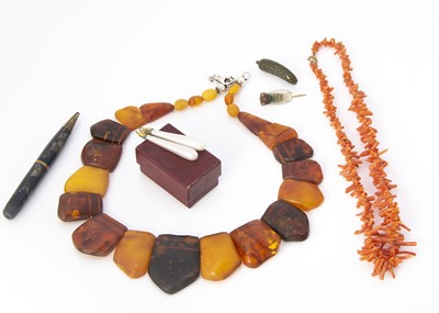 Lot 237 - An amber panel fringe necklace