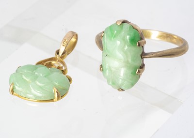 Lot 242 - A 9ct gold and jadeite jade ring