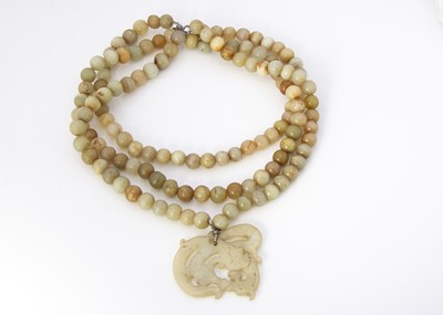 Lot 253 - A Chinese hardstone bead necklace