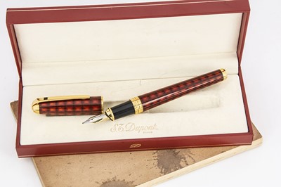 Lot 275 - A modern S.J. Dupont fountain pen