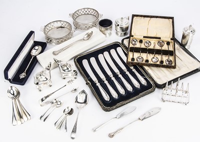 Lot 338 - A collection of silver and other items