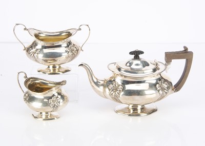 Lot 352 - An early George V three piece silver tea set by H & Co