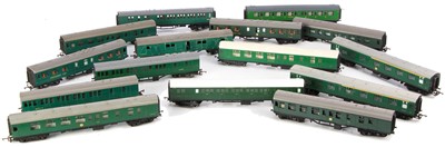 Lot 151 - Tri-ang and Hornby 00 gauge green Southern and BR Coaches