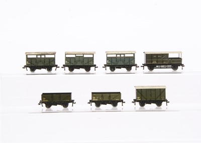 Lot 342 - Hornby-Dublo 00 Gauge 3-Rail early post-war GW wagons