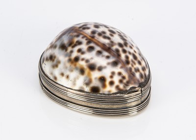 Lot 390 - A Georgian silver and shell snuff box