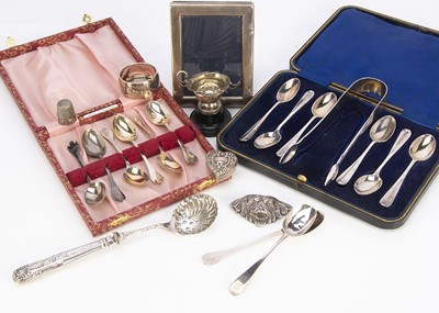 Lot 391 - A small group of silver and plated items