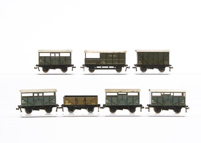 Lot 343 - Hornby-Dublo 00 Gauge 3-Rail early post-war GW wagons