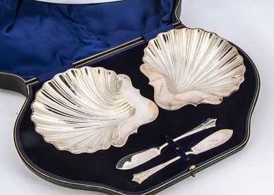 Lot 455 - A cased pair of Edwardian silver butter dishes and knives