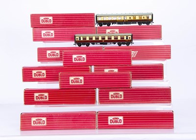 Lot 351 - Hornby-Dublo 00 Gauge 2-Rail Super Detail BR WR chocolate and cream Corridor Coaches including late issue Restaurant Car