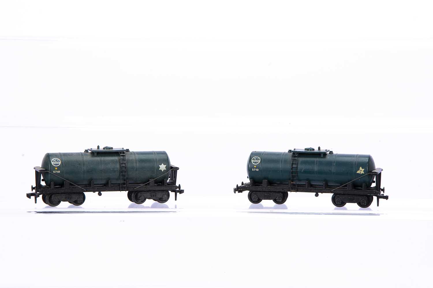 Lot 361 - Pair of unboxed Hornby-Dublo 00 Gauge 2-Rail 4685  blue ICI Caustic Liquor bogie Tank wagons