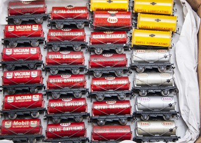 Lot 366 - Various liveries Hornby-Dublo 00 Gauge 3-Rail Tank wagons