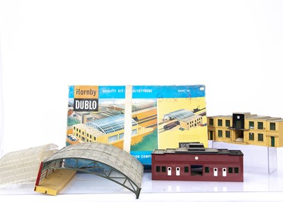 Lot 371 - Hornby-Dublo 00 Gauge 2-Rail 5083 Terminal /Through Station 5085 Suburban Station 5030 Island Platform and Accessories